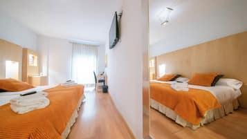 Habitació doble o amb dos llits individuals | 1 dormitori, minibar, caixa forta a l'habitació i escriptori