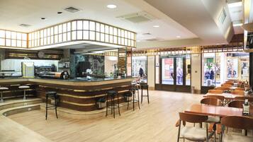 Bar (trong khuôn viên)