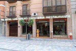 Un edificio con un cartel que dice 'HOTEL LAS TARJAS CAFETERIA RESTAURANTE'.