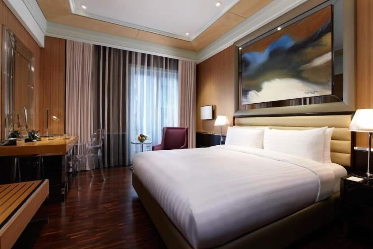 1 bedroom, Egyptian cotton sheets, premium bedding, down comforters