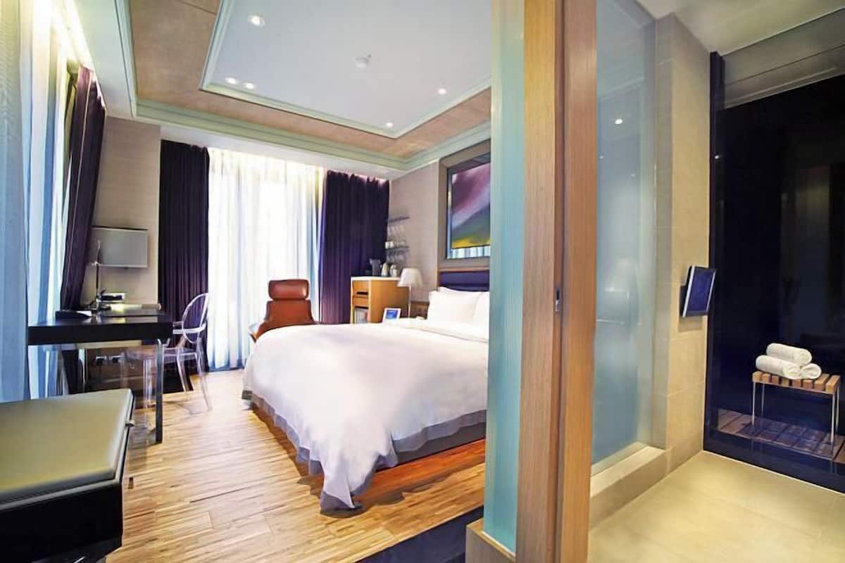 1 bedroom, Egyptian cotton sheets, premium bedding, down comforters