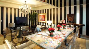 1 bedroom, Egyptian cotton sheets, premium bedding, down duvets