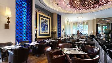 2 restaurants; breakfast, lunch, dinner and brunch served