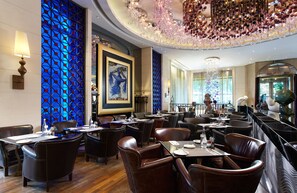 2 間餐廳，供應早餐、午餐和晚餐，國際料理