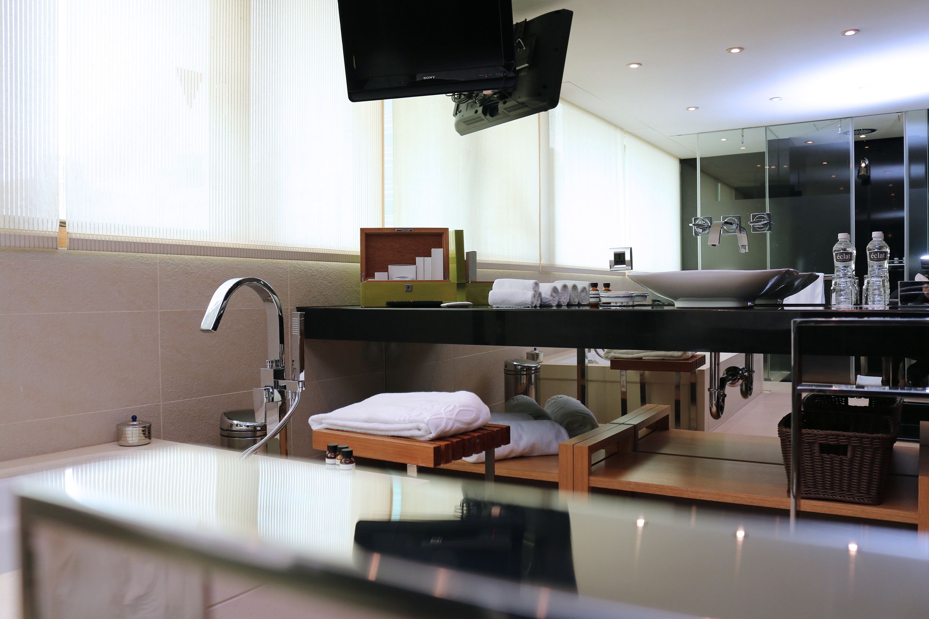 premier 9, 1 queen bed | bathroom sink