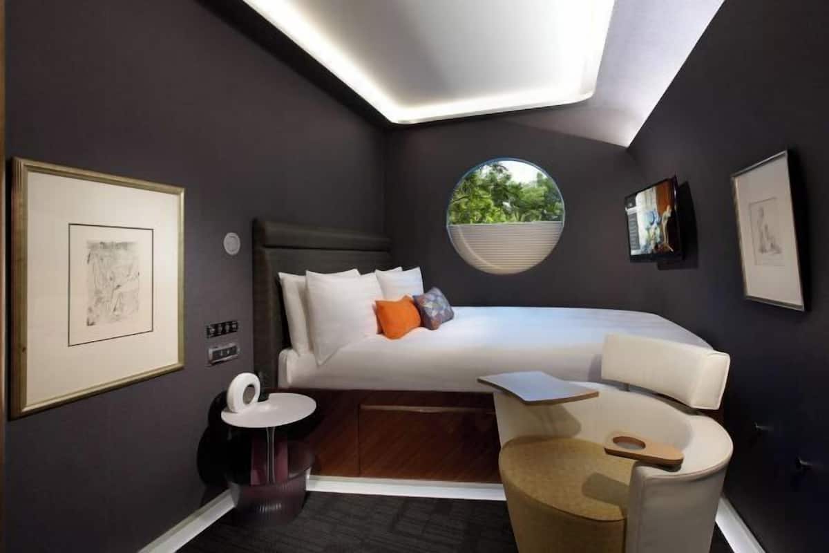 1 bedroom, Egyptian cotton sheets, premium bedding, down duvets