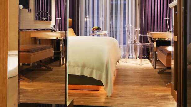 A modern hotel room with a large bed, a desk, a chair, a vanity, and a mirror. - Hotel Eclat Taipei (Taipei)