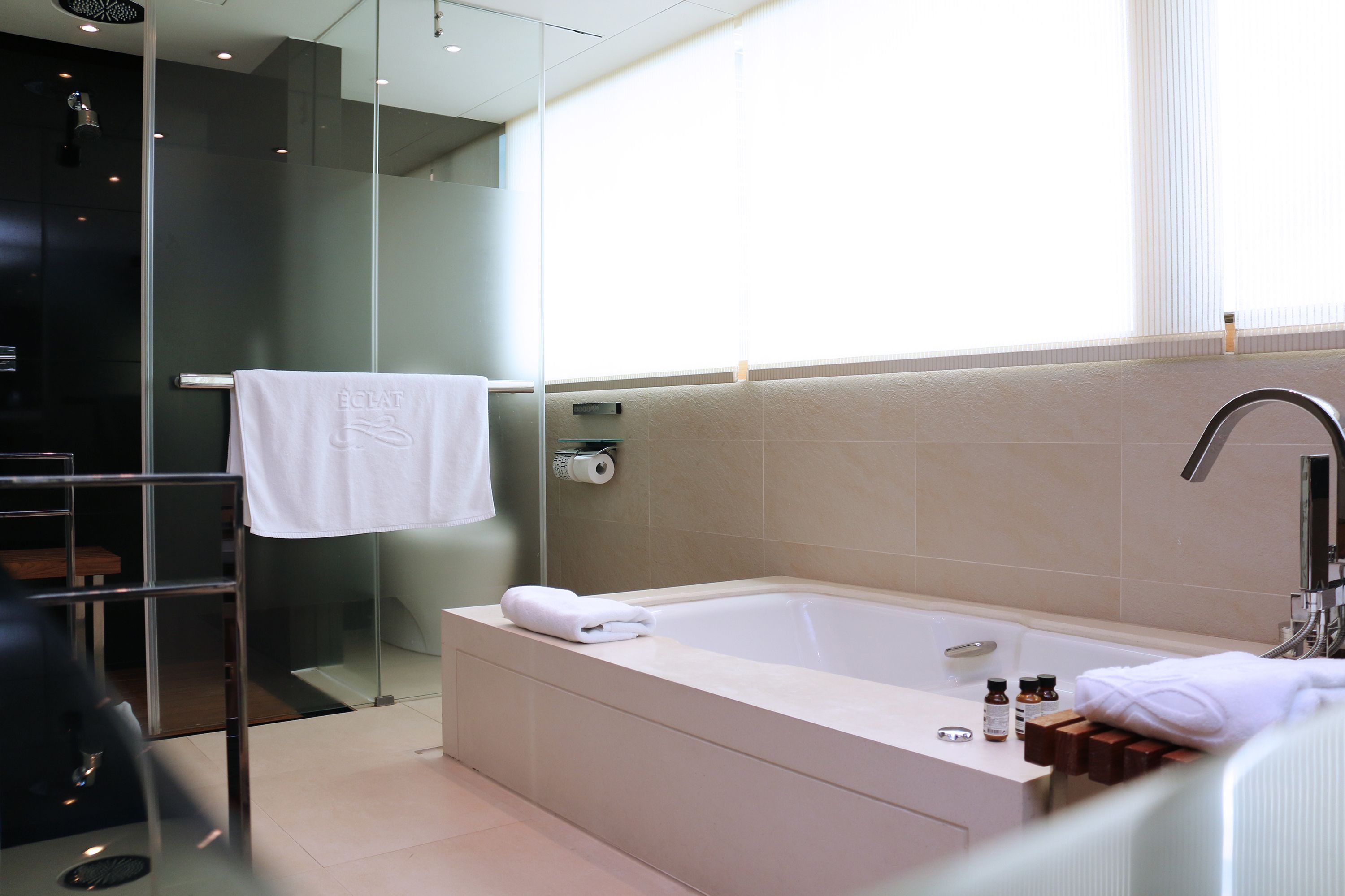 premier 9, 1 queen bed | deep-soaking bathtub