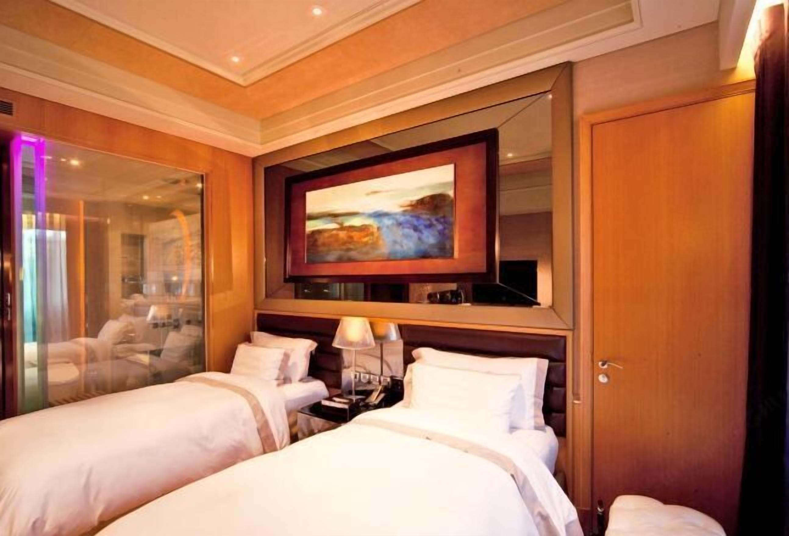 1 bedroom, Egyptian cotton sheets, premium bedding, down comforters