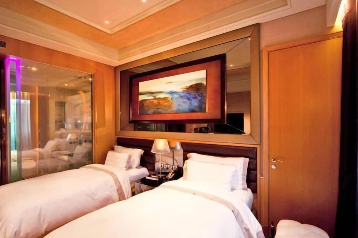 1 bedroom, Egyptian cotton sheets, premium bedding, down comforters