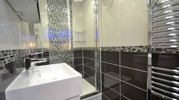 Superior Apartment, 3 Bedrooms | Bathroom sink