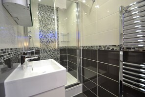 Appartement Supérieur, 3 chambres | Lavabo de la salle de bain
