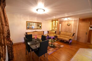 32-inch flat-screen TV with digital channels - Hyde Park Suites - Apartments (London)