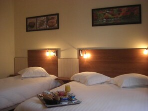 1 bedroom, desk, blackout drapes, soundproofing