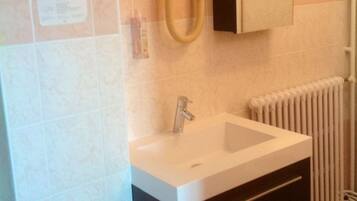 Combined shower/tub, free toiletries, hair dryer, towels