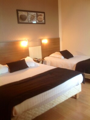 Kolmen hengen huone | 1 makuuhuone, työpöytä, pimennysverhot, äänieristys