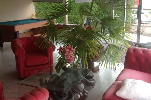 Lobby lounge