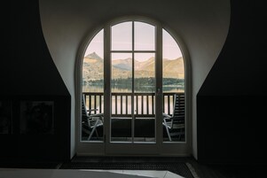 全景开间套房, 湖景 | 高档床上用品、迷你吧、客房内保险箱、特色装修