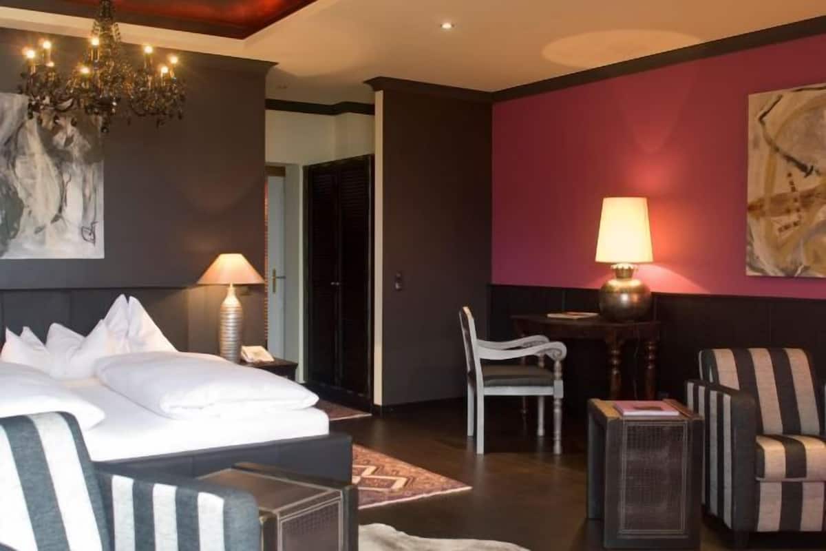 Premium bedding, minibar, in-room safe, desk