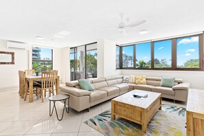 Televisi layar datar 42-inci dengan saluran TV digital, TV, dan Netflix