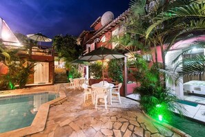 Piscine extérieure, chaises longues