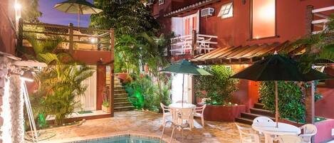 Piscine extérieure, chaises longues