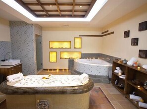 Un sauna, una bañera de hidromasaje, baño turco, baño turco/hammam