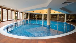 Innenpool, Außenpool, Liegestühle