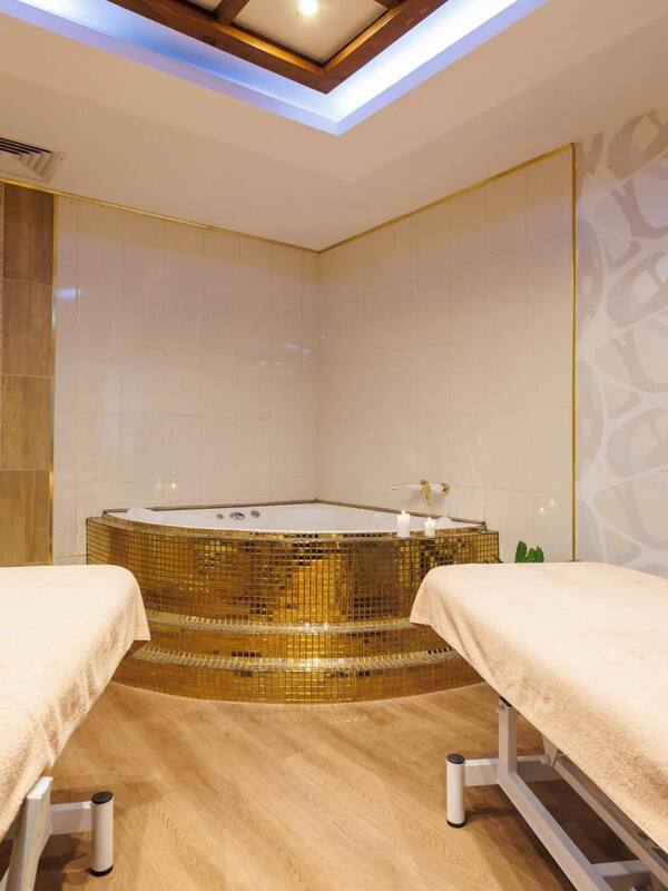 Een sauna, een bubbelbad, een stoombad, een Turks bad/hammam