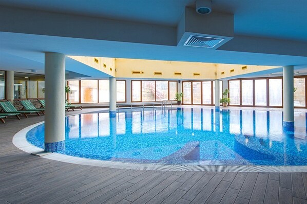 Una piscina techada, una piscina al aire libre