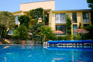 2 outdoor pools, pool umbrellas, sun loungers - Quinta Del Gobernador (Cuernavaca)