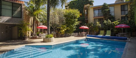 2 piscinas al aire libre, sombrillas, sillones reclinables de piscina