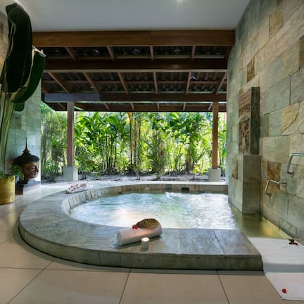 Couples treatment rooms, sauna, hot tub, steam room, hot springs