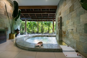 Salas de tratamiento para parejas, un sauna, una bañera de hidromasaje