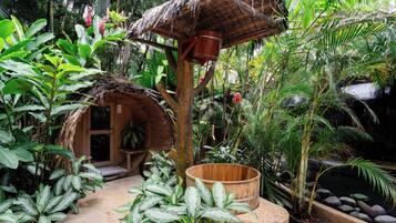 Couples treatment rooms, sauna, hot tub, steam room, hot springs