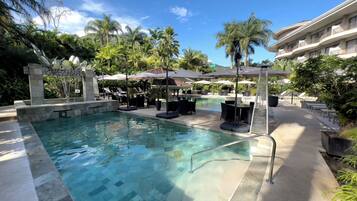 3 outdoor pools, free pool cabanas, pool umbrellas