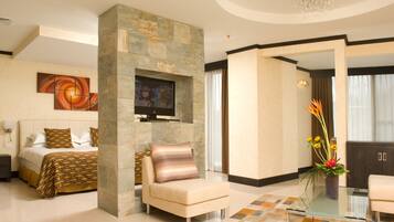 Master Suite Volcano View | Coin séjour | Télévision LED