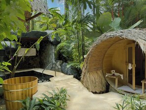 Salas de tratamiento para parejas, un sauna, una bañera de hidromasaje