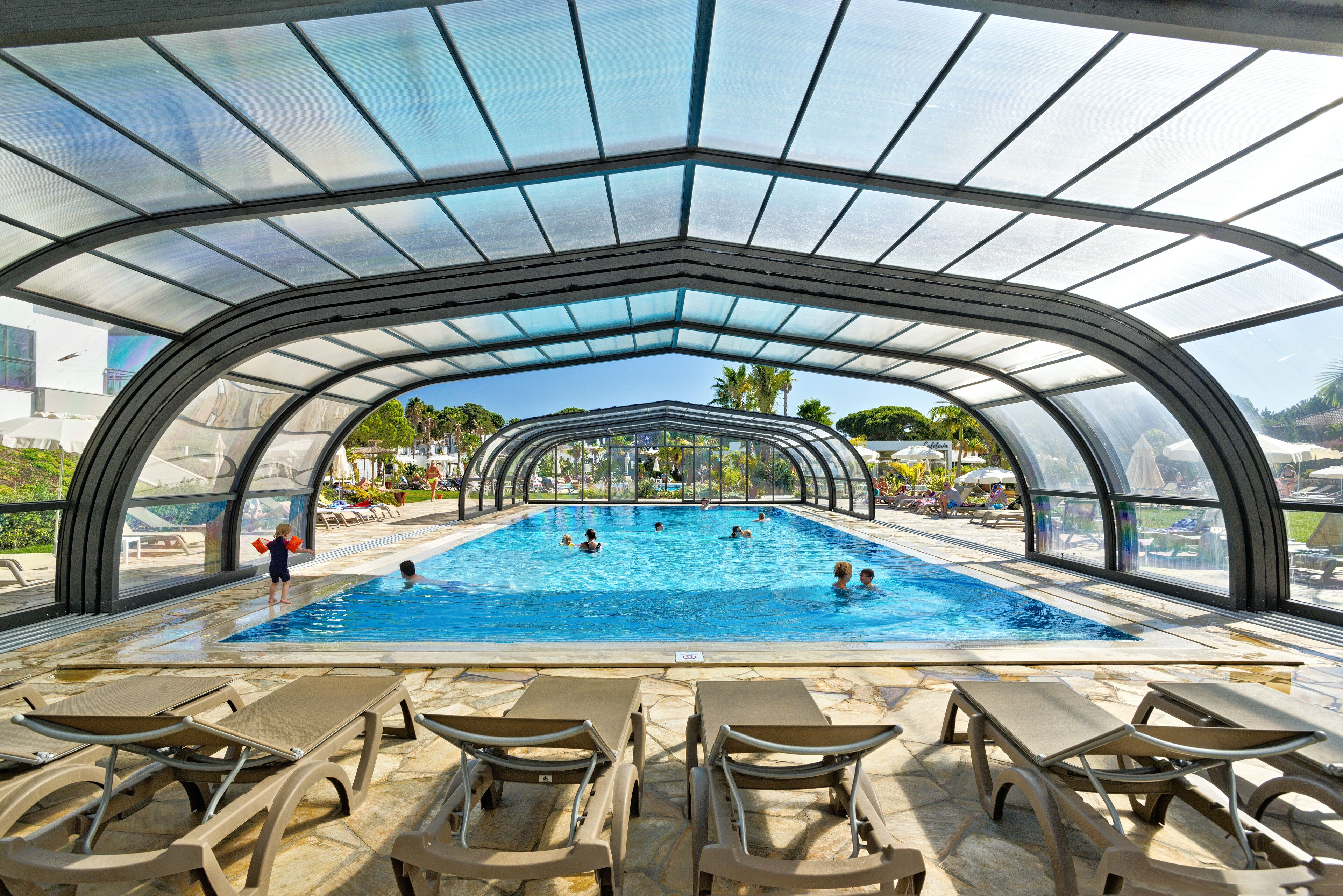 Piscine couverte, piscine extérieure (ouverte en saison)