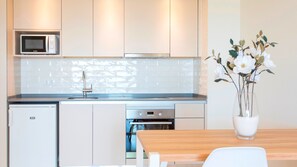 Fridge, microwave, oven, stovetop - Alfagar Aparthotel (Albufeira)