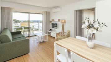 Apartamento superior, 2 quartos, vista para o mar (Prestige) | Área de estar | TV