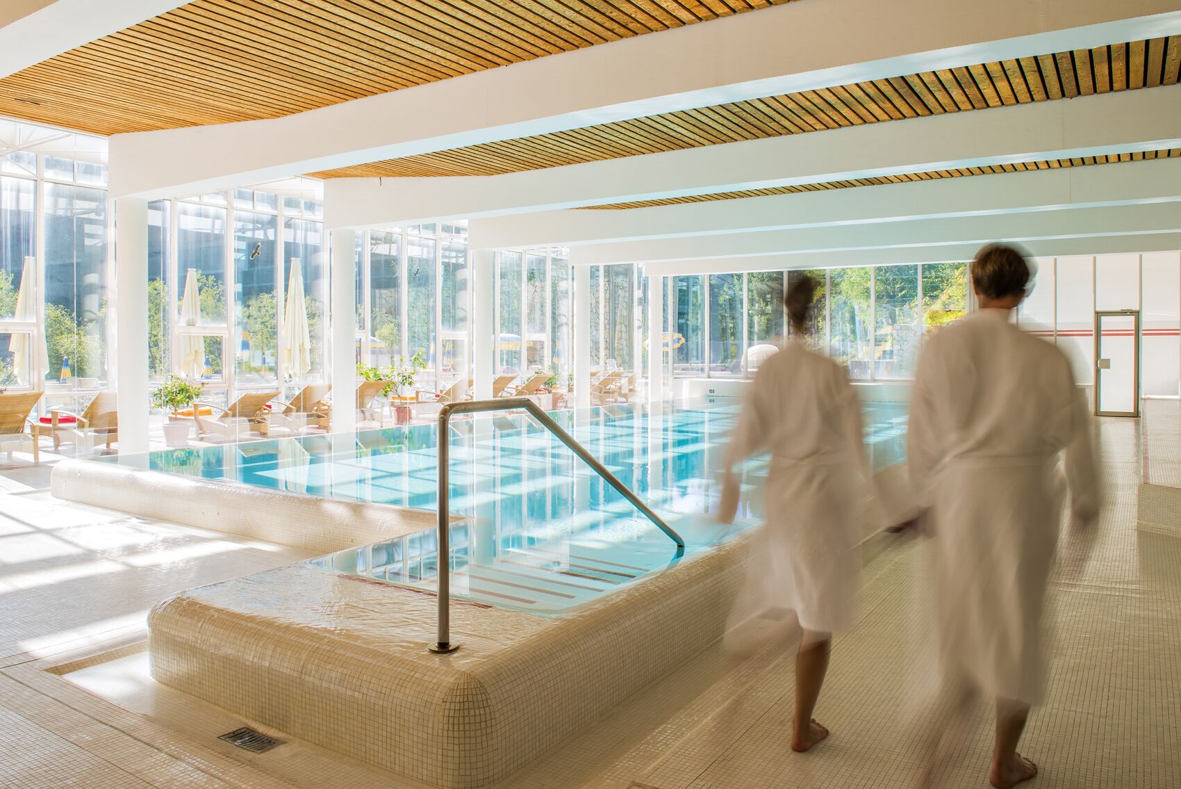 室内游泳池，室外游泳池，池畔遮阳伞，日光浴躺椅