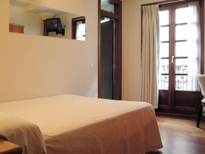 In-room safe, desk, free WiFi - La Plaza I (Gozon)