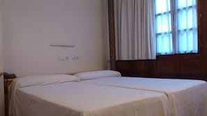 セーフティボックス (室内)、デスク、WiFi (無料)