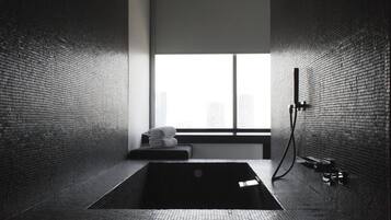 Suite Master | Baño | Regadera tipo lluvia y amenidades de baño de diseñador