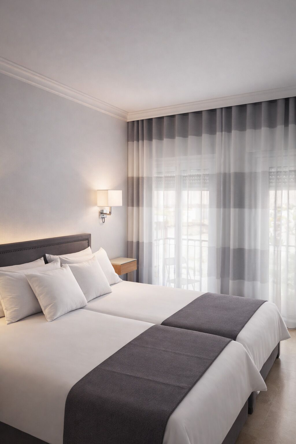 Tweepersoonskamer | Luxe beddengoed, donzen dekbedden, bedden met traagschuimmatras