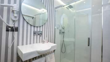 Apartamento Confort | Baño | Ducha, artículos de higiene personal de diseño y secador de pelo