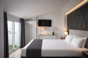 Quadruple Room | Premium bedding, down duvets, memory-foam beds, in-room safe - Abril Nerja (Nerja)