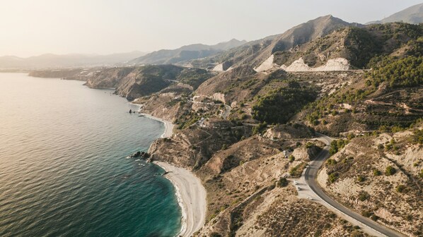 A coastal road with a beach and mountainous terrain. - Abril Nerja (Nerja)