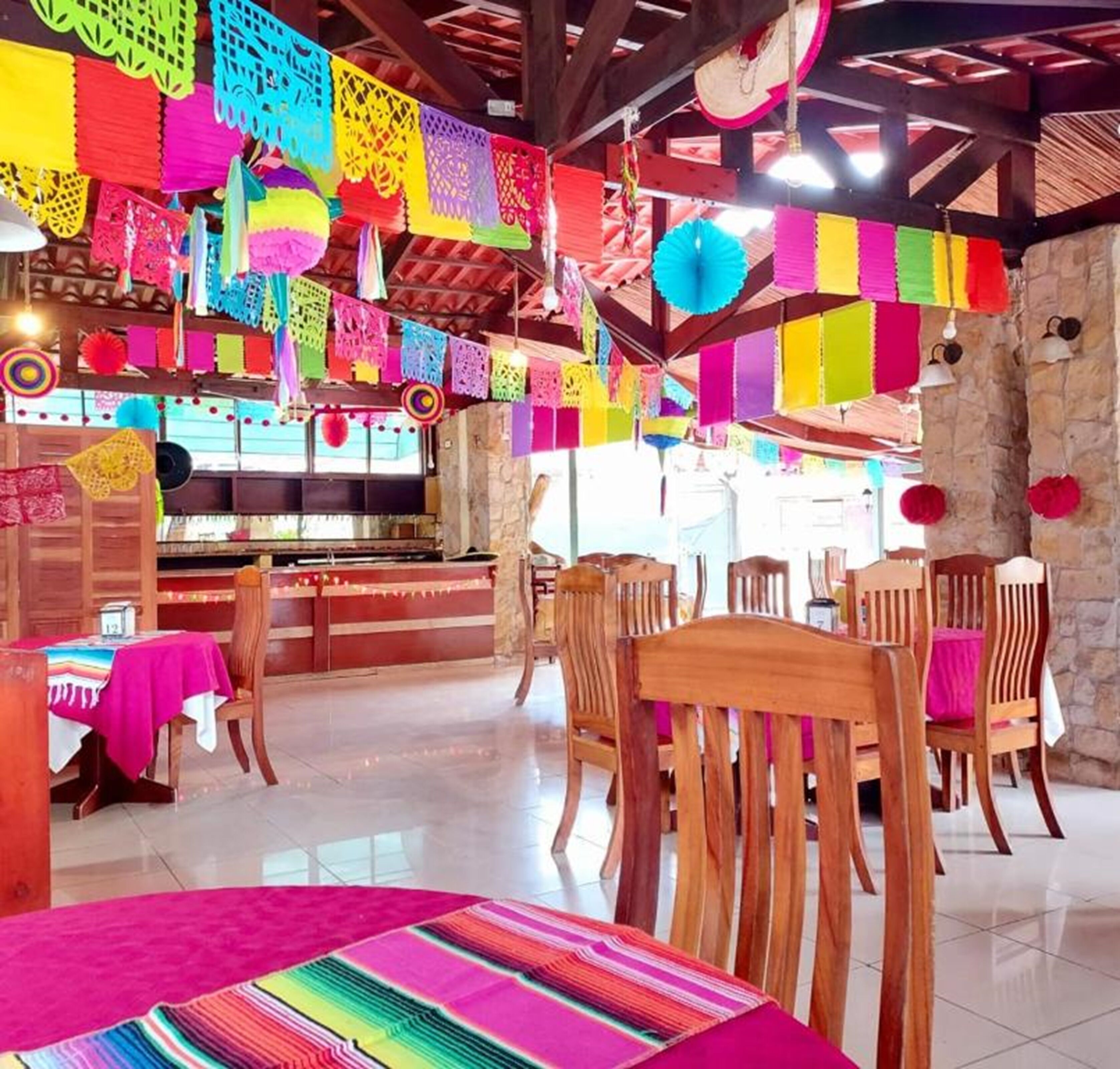 2 restaurantes; se sirve desayuno, almuerzo y cena